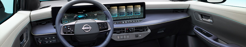 Volant et écrans du tableau de bord de la Nissan LEAF.